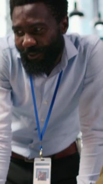 Dikey video mühendisleri masadaki komik sohbetin keyfini çıkarırken bilgisayar üzerindeki yapay zekayı performansı optimize etmek için kullanıyorlar. Ofisteki neşeli iş arkadaşları PC kullanarak derin öğrenme modelleri eğitiyorlar.