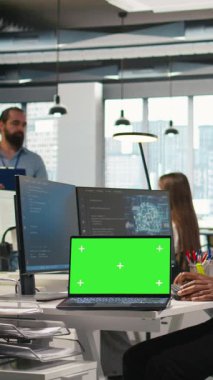 İşletme analizleri için yapay zeka modelleri geliştiren yeşil ekran dizüstü bilgisayar kullanan dikey video Startup ofis programcısı. BT uzmanı Yapay Zeka için simülasyonları çalıştıran bir dizüstü bilgisayar kullanıyor