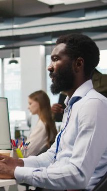 Bilgisayarı kodlamak için kullanan dikey video teknisyeni, hataları en aza indirmek için uygulamaları test ediyor, sistem istikrarını artırıyor. Uygulama yoluyla performansı optimize eden teknoloji başlangıç ofisinde bilişim uzmanı