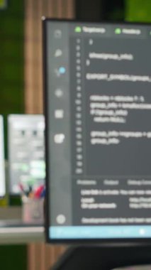 Derin öğrenmeyi sağlayan algoritmaları tasarlamak ve uygulamak için ofis masasındaki dikey video. Yapay Zeka Teknolojisi Şirketi çalışma alanı. Şifre incelemelerini düzeltmek için kullanılan bir bilgisayar.