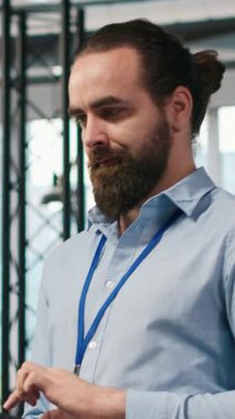 Ofisteki programcılardan oluşan dikey video ekibi yapay zeka araçlı otomasyonu işlevlere entegre ederek yazılım uygulamaları geliştiriyor. İş yerindeki geliştiriciler, sorunları çözmek için hata ayıklama uygulamaları, kamera A