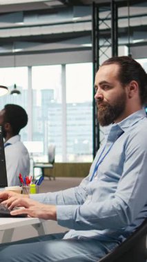 Dikey video programcısı üretken yapay zeka makinesini test ediyor algoritmaları öğreniyor ve iş yerinde müzik dinliyor. Kulaklık takan bilişim uzmanı yapay zeka ile verimliliği ölçeklendiriyor.