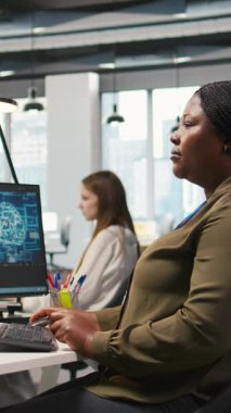 PC 'de sinirsel ağ API' leri geliştiren dikey video kadın teknisyeni kod yazıyor. Sistem yöneticisi yapay zeka teknolojisiyle yazılım hatalarını gidermek için bilgisayar kullanıyor