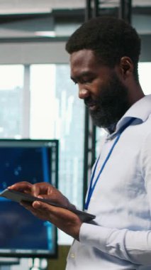 Ofisteki dikey video teknisyeni yapay zeka senaryoları kullanarak tekrarlanan görevleri otomatikleştiriyor. Uzun metrajlı uygulamayı hızlandırmak için yapay zeka kullanan iş yerindeki neşeli adam, kamera A