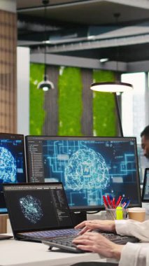 Yapay zeka makine öğrenme sistemlerini iş akışlarını düzene sokmaya entegre eden dikey video geliştiricisi. Genç çalışan sinirsel ağları kullanıyor. Yapay zeka, teknoloji aşırı yükleme kavramı.