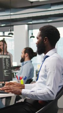 Dikey video programcısı ALLM sohbet robotu tavsiyeleri kullanarak performansı optimize ediyor. Afrika kökenli Amerikalı işçiler yapay zeka asistanlarını kullanarak manüel iş akışlarını otomatik senaryolara dönüştürüyor.