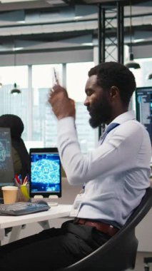 Ofisteki dikey video programcısı yapay zeka makinesinin tekrarlanan görevleri otomatik olarak öğrenmesine ve cihazlara bakmasına dayanıyor. IT uzmanı özellikleri hızlandırmak için sinirsel ağlar yapay zeka kullanıyor