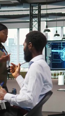 Dikey video geliştirici performans ve tahminleri optimize etmek için yapay zeka kullanıyor. Genç bayan mühendis ofis eğitim makinesinde modelleri öğreniyor, kamera A