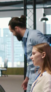 Dikey video ekip çalışması programcıları yazılım uygulamaları geliştiriyor, kodu optimize etmek için birlikte çalışıyorlar. Teknik ekip ofiste beyin fırtınası yapıyor, yapay zekayı kullanarak darboğazları ve kamera A 'yı çözüyor.