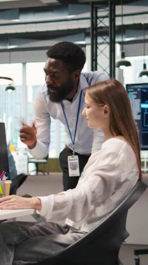 Dikey video Neşeli başlangıç yöneticisi Oj junior dev makine öğrenme teknolojisini kullanmayı öğrenme ile tatmin oldu. Takım lideri ofiste stajyer ile yumruk tokuşturuyor, işten memnun.