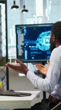 Dikey video programcısı şirket ağındaki hackleme girişimini düzeltmek için takım liderinden yardım istiyor. Bilgi işlem çalışanı ve yönetici yetkisiz giriş alarmlarını araştırıyor, beyin fırtınası yapıyor, kamera A