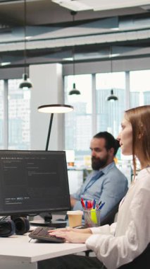 Küçük Dev Yapay Zeka algoritmalarının yazılım sorunlarını çözmesine ve sistemleri, takım çalışmasını geliştirmesine yardımcı olan dikey video çalışanları. Karşılama ekibi, yeni gelenlere teknik ekip ofisinde yardımcı oluyor, kamera.