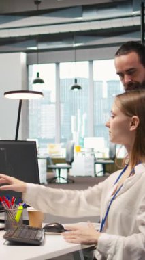 Dikey video ekip çalışması programcıları yazılım uygulamaları geliştiriyor, kodu optimize etmek için birlikte çalışıyorlar. Teknik ekip ofiste beyin fırtınası yapıyor, yapay zekayı kullanarak darboğazları ve kamera A 'yı çözüyor.