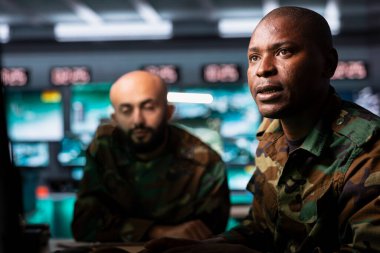 Ordu subayları tehdit izleme ve komuta merkezinde hedef tanımlama için keşif teçhizatı kullanır. Askerlerin düşmanları yenmesine yardım etmek için modern savaş istihbaratını kullanan askeri profesyoneller.
