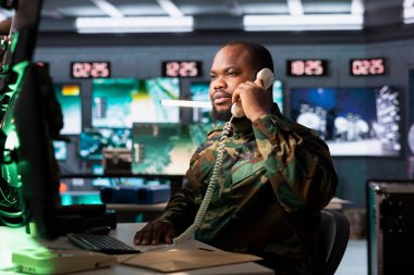 Düşman iletişimini bozan elektronik savaş araçları yerleştirmek için generalle telefonda işbirliği yapan bir ordu subayı. Asker yüksek teknolojili silahları kullanmak için izin istiyor.