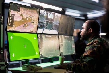 Yeşil ekran cihazlarındaki hava keşif verilerini inceleyen asker savaş kazanma taktikleri geliştirdi. Ajan insansız hava araçlarını kontrol ediyor, stratejik düşman hedeflerine saldırıyor.