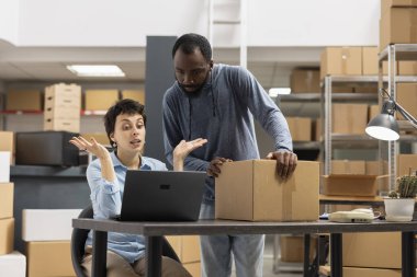 Personel üyeleri tedarik odasında bir sipariş işleme karışıklığıyla boğuşuyor, dağıtımı yönetiyor ve ihracat sorunu yüzünden sinirleniyorlar. Depodaki mutsuz çalışanlar.