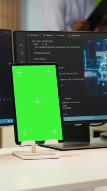 Yapay zeka algoritmalarını kodlamak, yazılım sorunlarını çözmek ve sistem istikrarını iyileştirmek için izole ekran tableti kullanan dikey video yönetimi. Krom anahtar aygıtı kullanarak, yapılandırarak teknik başlatma ofis çalışanı