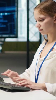 Dikey video geliştiricisi ALLM sohbet robotu tavsiyeleri kullanarak performansı optimize ediyor. Genç bir kadın yapay zeka asistanını manuel iş akışını otomatik senaryolara dönüştürmek için kullanır.