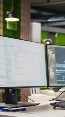 Derin öğrenmeyi sağlayan algoritmaları tasarlamak ve uygulamak için ofis masasındaki dikey video. Yapay Zeka Teknolojisi Şirketi çalışma alanı. Şifre incelemelerini düzeltmek için kullanılan bir bilgisayar.