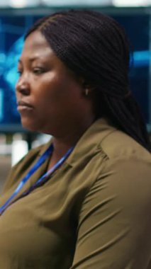 Makine öğrenme otomasyonunu kullanarak uygulamayı geliştirdikten sonra ofis masasındaki dikey video programcısı memnun oldu. Uygulamaları sinirsel kullanarak hata ayıkladıktan sonra neşeli çalışan tatmin oldu