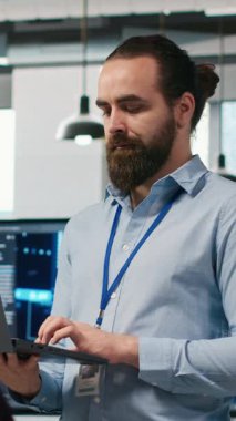 İşlemlerde yapay zeka kullanan otomasyonu entegre ederek yazılım uygulamaları geliştiren dikey video sistemi yöneticisi. Sorunları çözmek için dizüstü bilgisayar kullanan bilişim uzmanı, hata ayıklama uygulamaları ve kamera