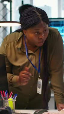 Dikey video Neşeli başlangıç yöneticisi Oj junior dev makine öğrenme teknolojisini kullanmayı öğrenme ile tatmin oldu. Takım lideri ofiste stajyer ile yumruk tokuşturuyor, işten memnun.