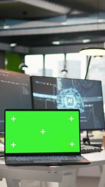 Yapay zeka endüstrisinin dikey video krom anahtar defteri. Çalışma alanı çalıştırma makinesi öğrenme teknolojisi. İzole edilmiş ekran dizüstü bilgisayarı ve çalışan yapay zeka programına sahip boş başlangıç ofisi