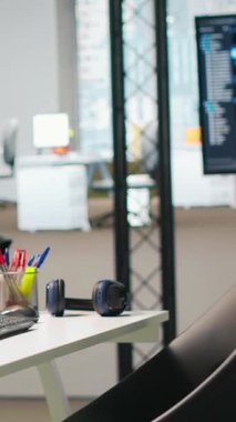 Uygulamalar için kullanılan yapay zeka sinirsel programlama dillerini gösteren boş teknoloji başlangıç ofisindeki dikey video bilgisayarı. Bilgisayar monitörü yazılım geliştirmede derin öğrenme kodlarını gösteriyor