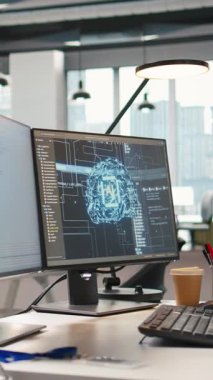 Boş IT başlangıç ofisinde uygulamaları inşa etmek için kullanılan yapay zeka programlama dillerini gösteren dikey video PC. Bilgisayar yazılım geliştirmede makine öğrenme kodunu gösteriyor