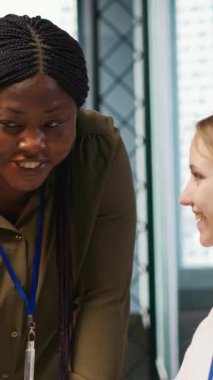 Dikey video Yöneticisi Küçük Dev 'in iş yerindeki başarılarını takdir ederek olumlu ofis kültürünü teşvik etti. Neşeli Afrikalı Amerikalı yönetici kadın mühendis tarafından yazılan kodları överek,