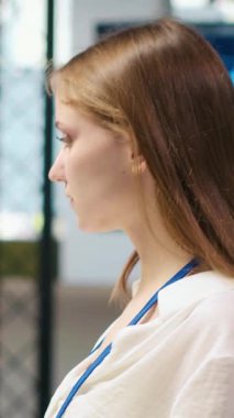 Ofisteki görevleri otomatik hale getirmek için AI LLM sohbet robotu kullanan dikey video teknisyeni. IT uzmanı, şirket sistem performansını optimize etmek için yapay zeka büyük dil model asistanı kullanıyor