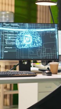 Yapımcılar tarafından kullanılan PC monitörlerinde çalışan yapay zeka sinirsel ağları olan dikey video başlatma ofisi. AI şirketinin çalışma alanı bilgisayarları derin öğrenme teknolojisini kullanıyor, el kamerası görüntüsü