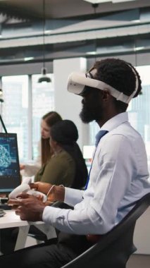 Sanal gerçeklik teknolojisi kullanan dikey video yönetimi, yapay zeka senaryoları ile tekrarlanan görevleri otomatik hale getiriyor. İşçi VR kulaklık takıyor. Yapay zeka kullanarak uzun metrajlı uygulamayı hızlandırıyor. Kamera A.