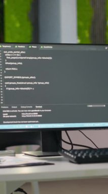 Yapay zeka görselleştirmesini sağlayan algoritmaları tasarlamak ve uygulamak için ofis masasında kullanılan dikey video ekranları. Yapay Zeka Yazılım Geliştirme Şirketi çalışma alanı