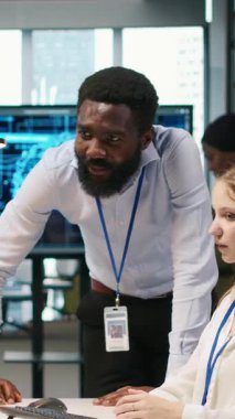 Vertical Video Startup ofis yöneticisi, iş analizleri için yapay zeka modelleri geliştirdikten sonra genç kızı tebrik ediyor. Takım lideri işten memnun olan kadın mühendislerle yumruk yumruğa çarpışacak.