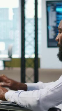 Ofiste belden aşağısı felçli dikey bilgisayar bilimcisi yapay zeka senaryolarıyla tekrarlanan görevleri otomatikleştiriyor. Uzun metrajlı uygulamayı hızlandırmak için yapay zeka kullanan tekerlekli sandalyedeki bilişim uzmanı.