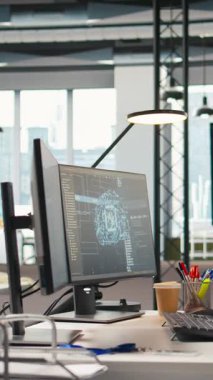 Başlangıçtaki ofis masasındaki dikey video monitörü yapay zeka sinirsel ağları programlama dillerini gösteriyor. Yapay zeka derin öğrenim yazılım denemeleri için kullanılan şirket çalışma alanındaki bilgisayar ve