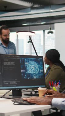 Yapay zeka betikleri ile tekrarlanan görevleri otomatik hale getirmek için bilgisayar kullanan dikey video sistemi yöneticisi görevde. Uzun metrajlı uygulamayı hızlandırmak için yapay zeka teknolojisi kullanan bilişim uzmanı, kamera A