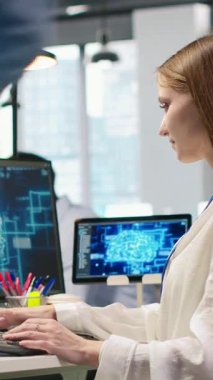 Yapay zeka makine öğrenme sistemlerini iş akışlarını düzene sokmaya entegre eden dikey video geliştiricisi. Genç çalışan sinirsel ağları kullanıyor. Yapay zeka, teknoloji aşırı yükleme kavramı.