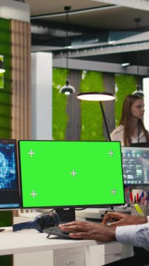 Performans ve öngörü sorunlarını optimize etmek için yeşil ekranda yapay zeka kullanan dikey video yazılım geliştiricisi. Ofisteki eğitim makinesindeki adam modelleri öğrenmek için örnek bilgisayar, kamera A 'yı kullanıyor.