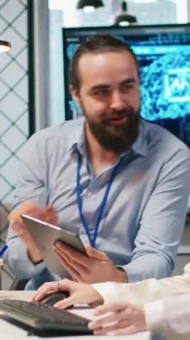 Dikey video danışmanı genç çalışana yapay zeka kullanarak yazılım hatalarını düzeltmeyi öğretiyor. Yönetici yeni gelen küçük dev için indüksiyon yapıyor kod yazmak için bilgisayar kullanıyor, makine öğrenme API 'leri geliştiriyor