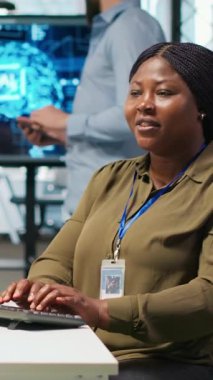 Performans ve tahminleri optimize etmek için yapay zeka kullanan dikey video kadın yazılım geliştiricisi. Ofis eğitim makinesindeki kadın modelleri bilgisayar, kamera A kullanarak öğreniyor.