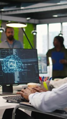 Tekerlekli sandalyedeki dikey video teknisyeni performans ve tahminleri optimize etmek için yapay zeka kullanıyor. Kapsayıcı ofis eğitim makinesinde engelli Afrikalı Amerikalı çalışanlar öğrenme modelleri