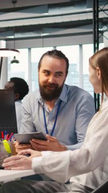 Dikey video danışmanı genç çalışana yapay zeka kullanarak yazılım hatalarını düzeltmeyi öğretiyor. Yönetici yeni gelen küçük dev için indüksiyon yapıyor kod yazmak için bilgisayar kullanıyor, makine öğrenme API 'leri geliştiriyor