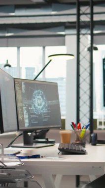 PC ekranları üzerinde çalışan yapay zeka sinirsel ağları olan dikey video başlatma ofisi. AI şirketinin çalışma alanı bilgisayarları derin öğrenme teknolojisini kullanıyor