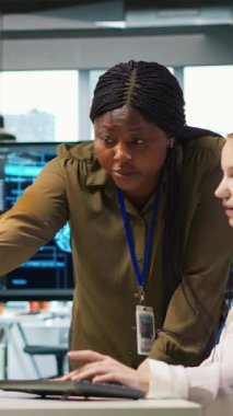 Yapay zeka teknolojisi kullanan, performans göstergelerini izleyen genç bir stajyeri denetleyen dikey video yöneticisi. Ekip lideri, küçük devlerin sinirsel ağları ayarlarken kullandıkları araçları denetliyor.