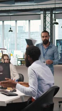 Dikey video programcısı şirket ağındaki hackleme girişimini düzeltmek için takım liderinden yardım istiyor. Bilgi işlem çalışanı ve yönetici yetkisiz giriş alarmlarını araştırıyor, beyin fırtınası yapıyor, kamera A