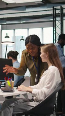 Dikey video Yöneticisi Küçük Dev 'in iş yerindeki başarılarını takdir ederek olumlu ofis kültürünü teşvik etti. Neşeli Afrikalı Amerikalı yönetici kadın mühendis tarafından yazılan kodları överek,