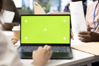 Yatırımcı grubu, potansiyel iş genişletme planlarını tartışmak üzere Chroma Key Screen ile bir toplantıda bir araya geldi. Başka bir yatırım ve şirket brifingi için raporları inceliyorum..